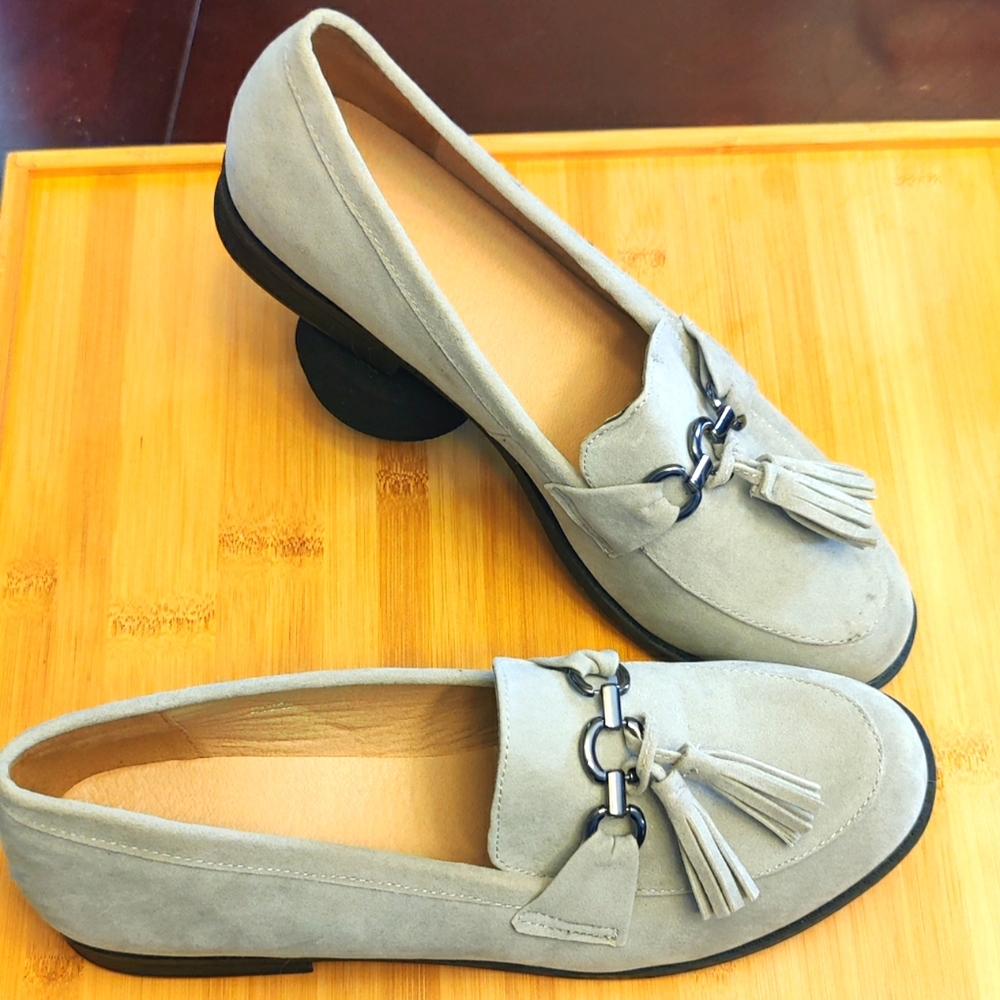 Women's Suede Style Dress Shoes. Never Worn